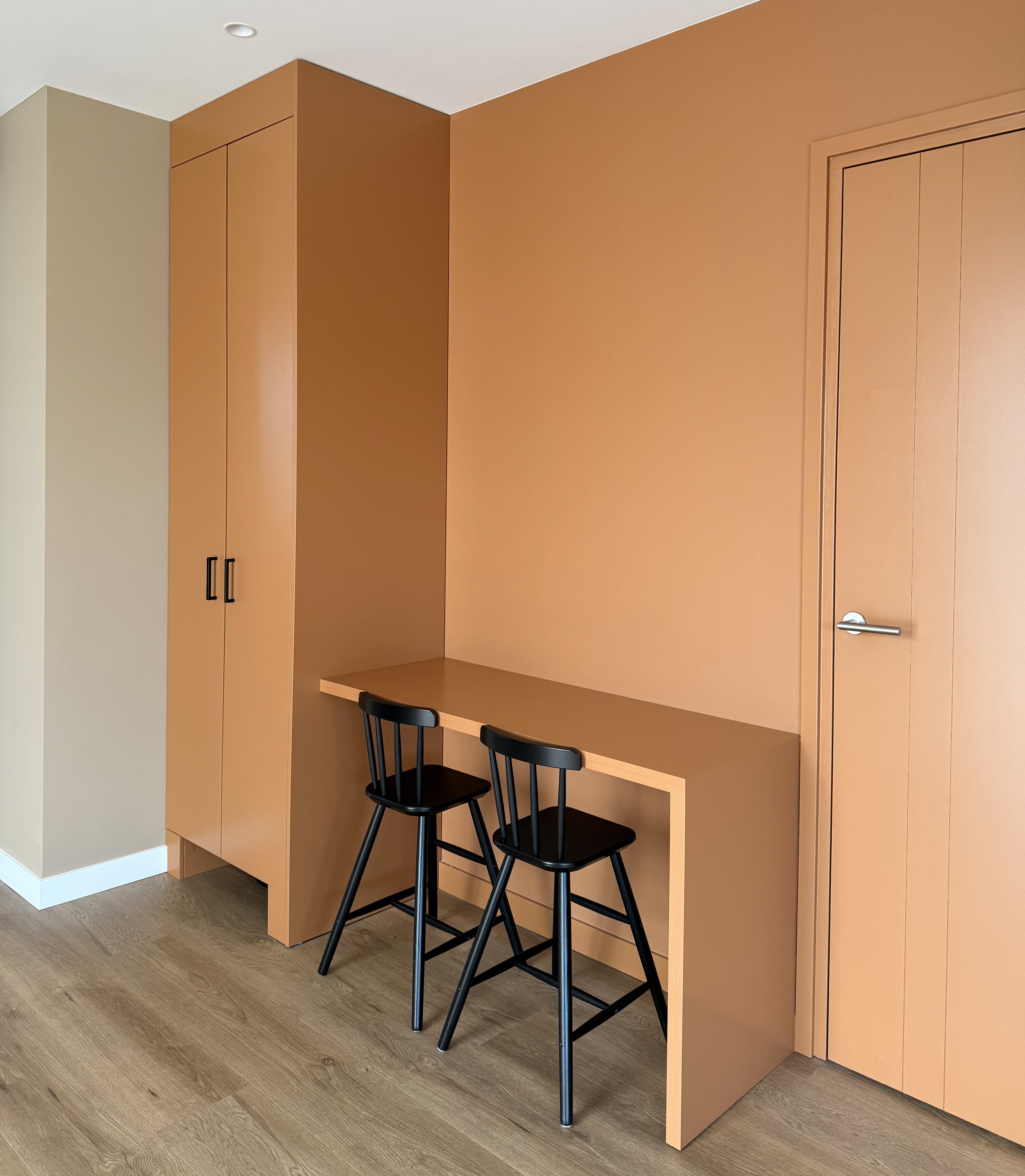 Oranje speelhoek met maatwerk bureau