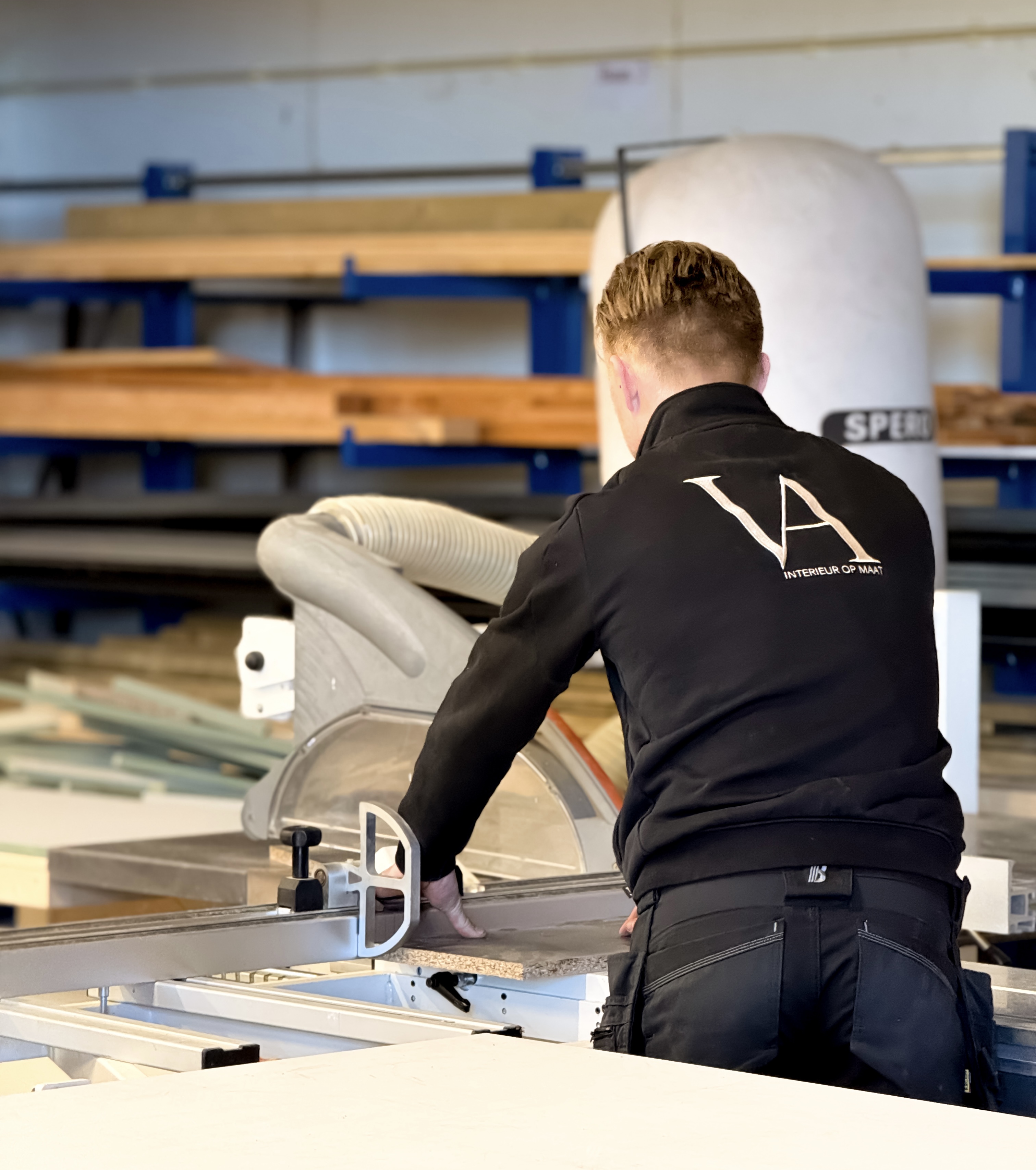 Rick aan het werk in de werkplaats